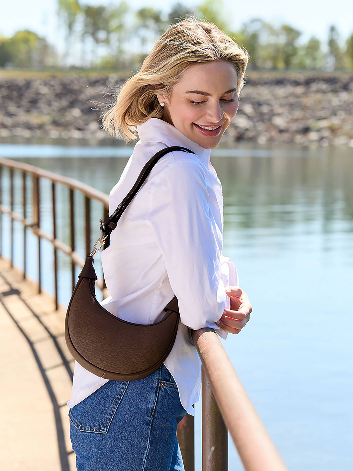 Zora Moon Shoulder Bag w/ Chain | M2503 : Espresso