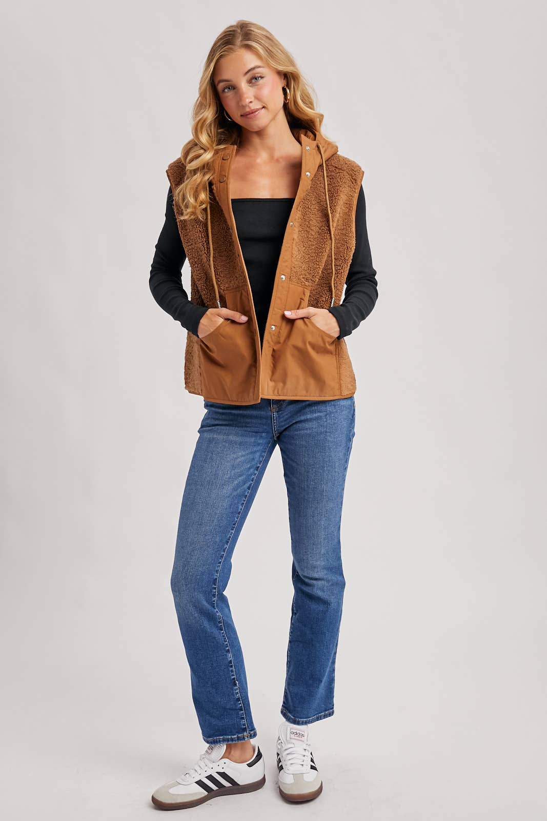 SHERPA FLEECE HOODED VEST WITH FAUX SUEDE INNER: Black / L