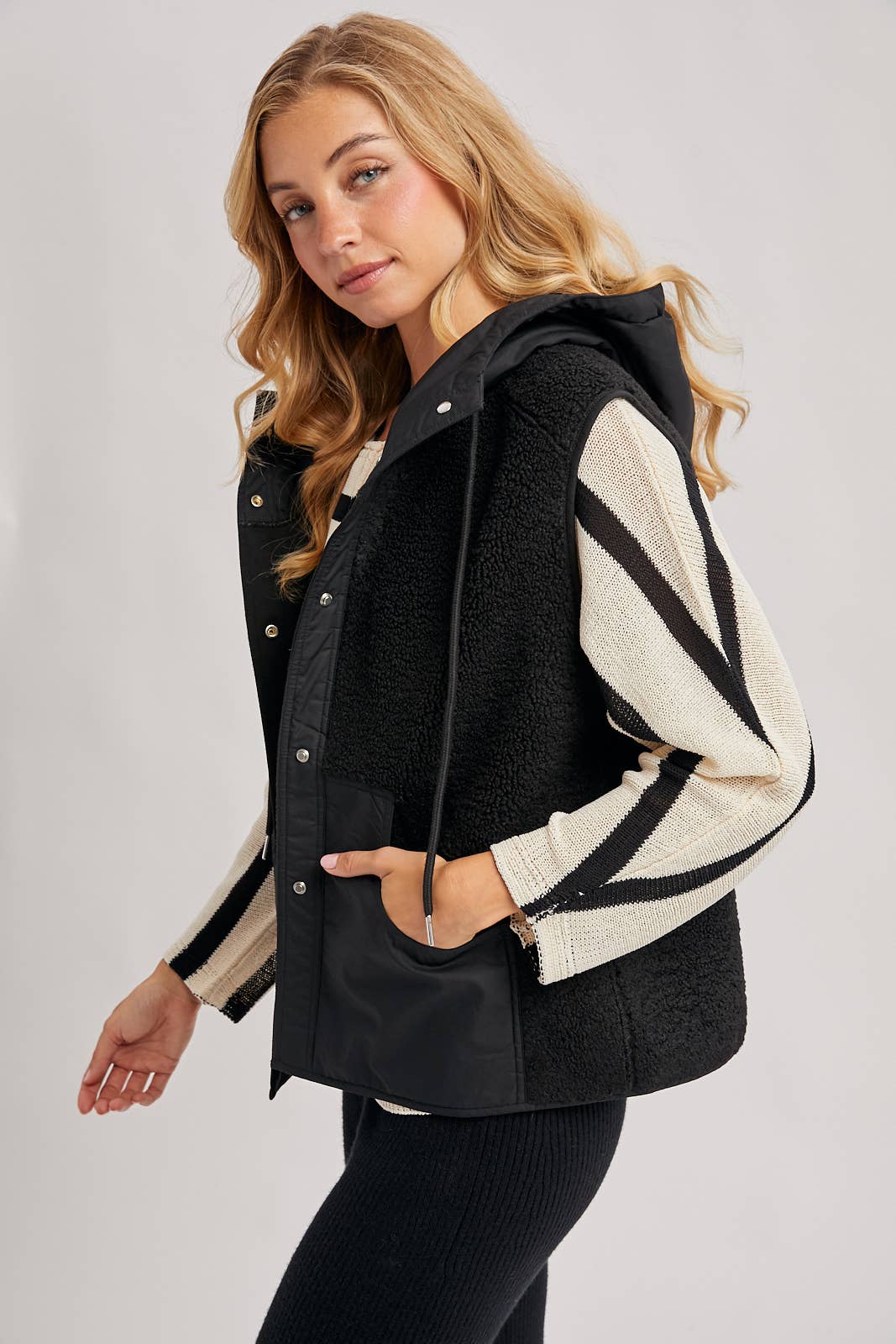 SHERPA FLEECE HOODED VEST WITH FAUX SUEDE INNER: Black / M
