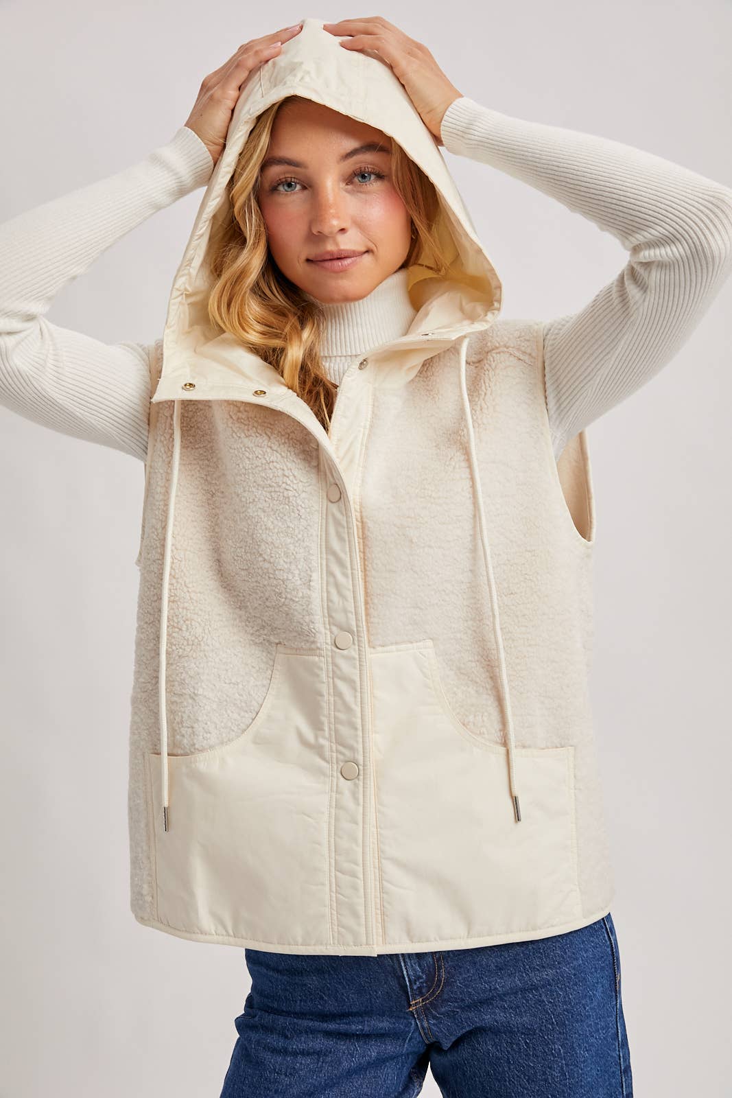 SHERPA FLEECE HOODED VEST WITH FAUX SUEDE INNER: Black / M