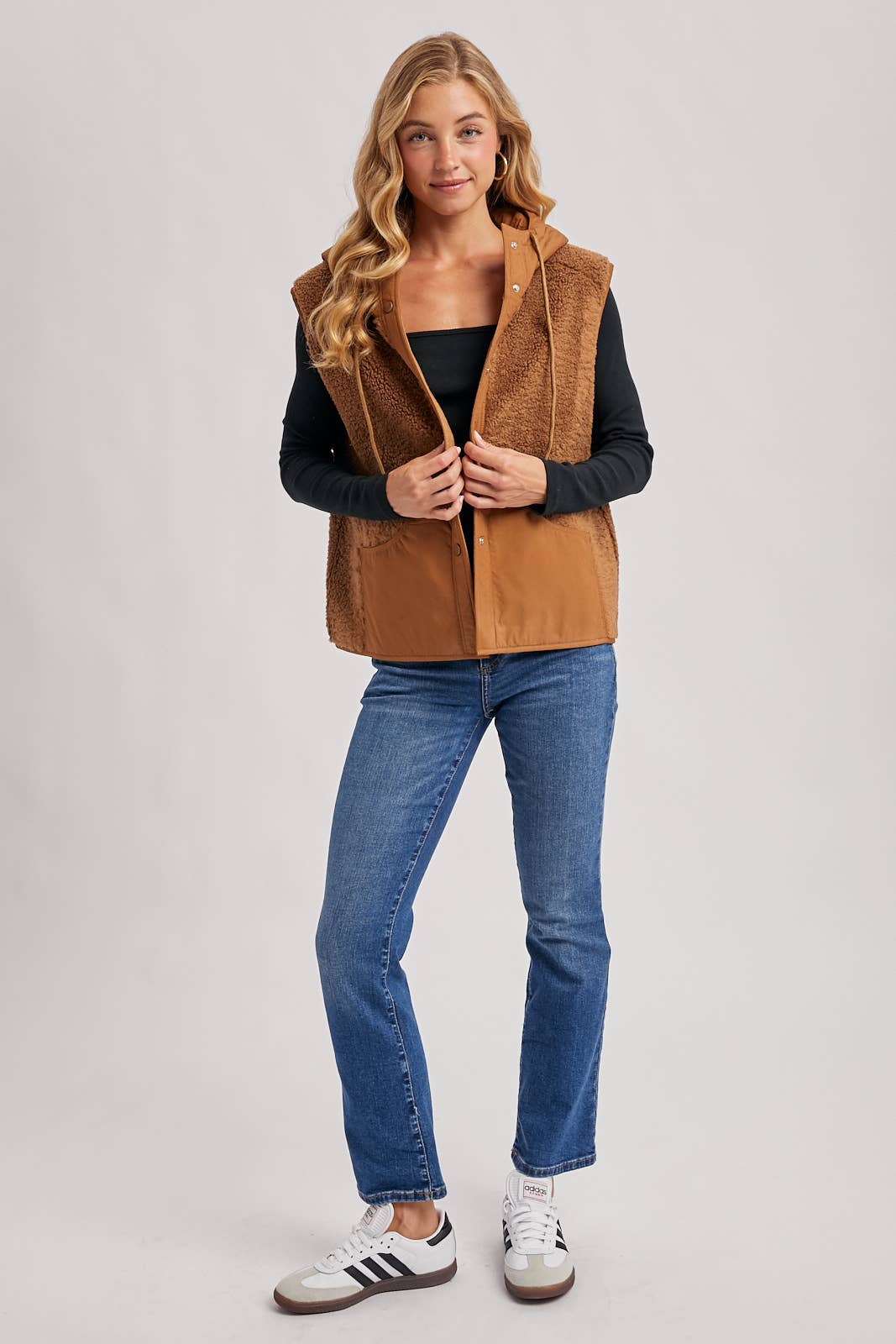 SHERPA FLEECE HOODED VEST WITH FAUX SUEDE INNER: Black / M