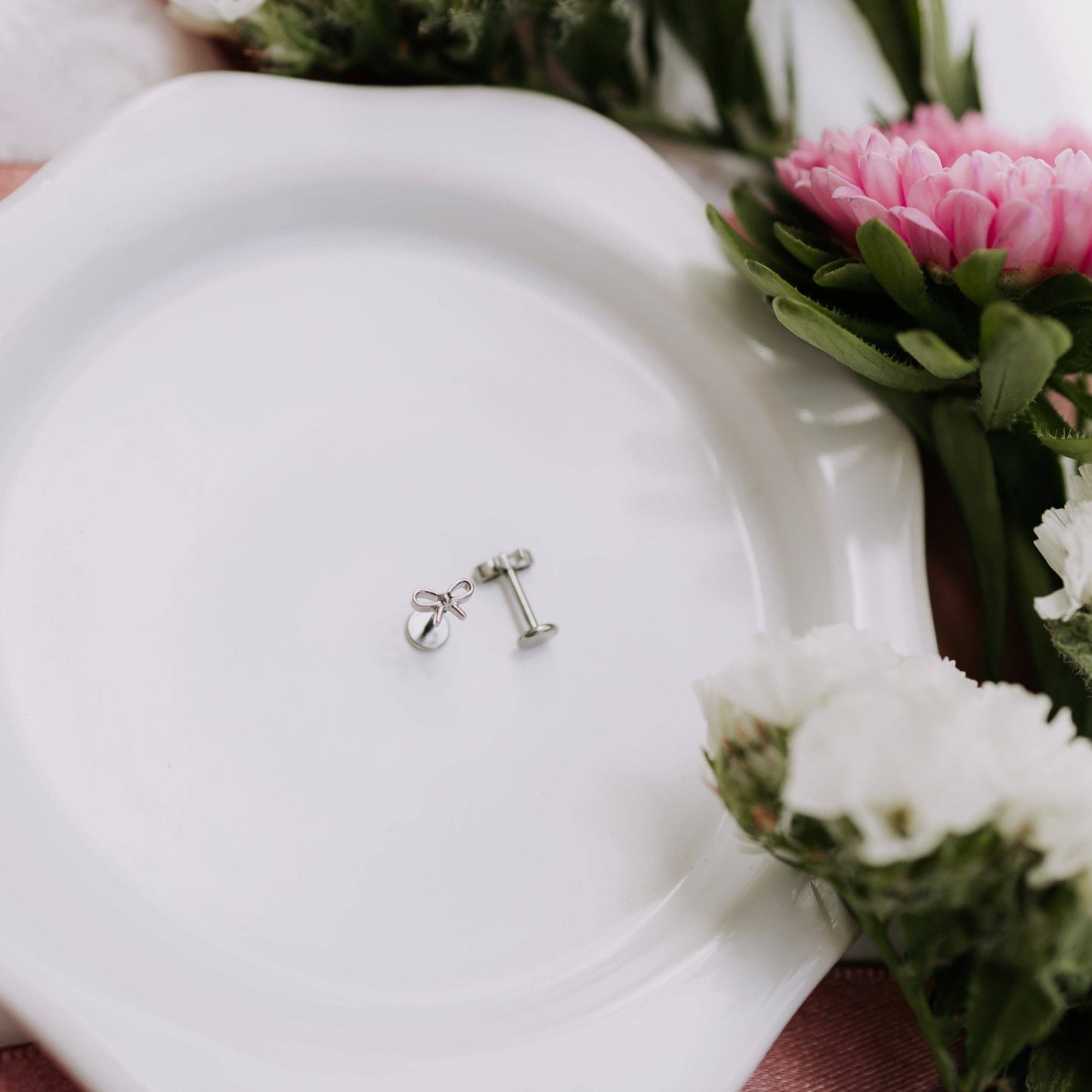 Bow Flat Back Studs: Gold