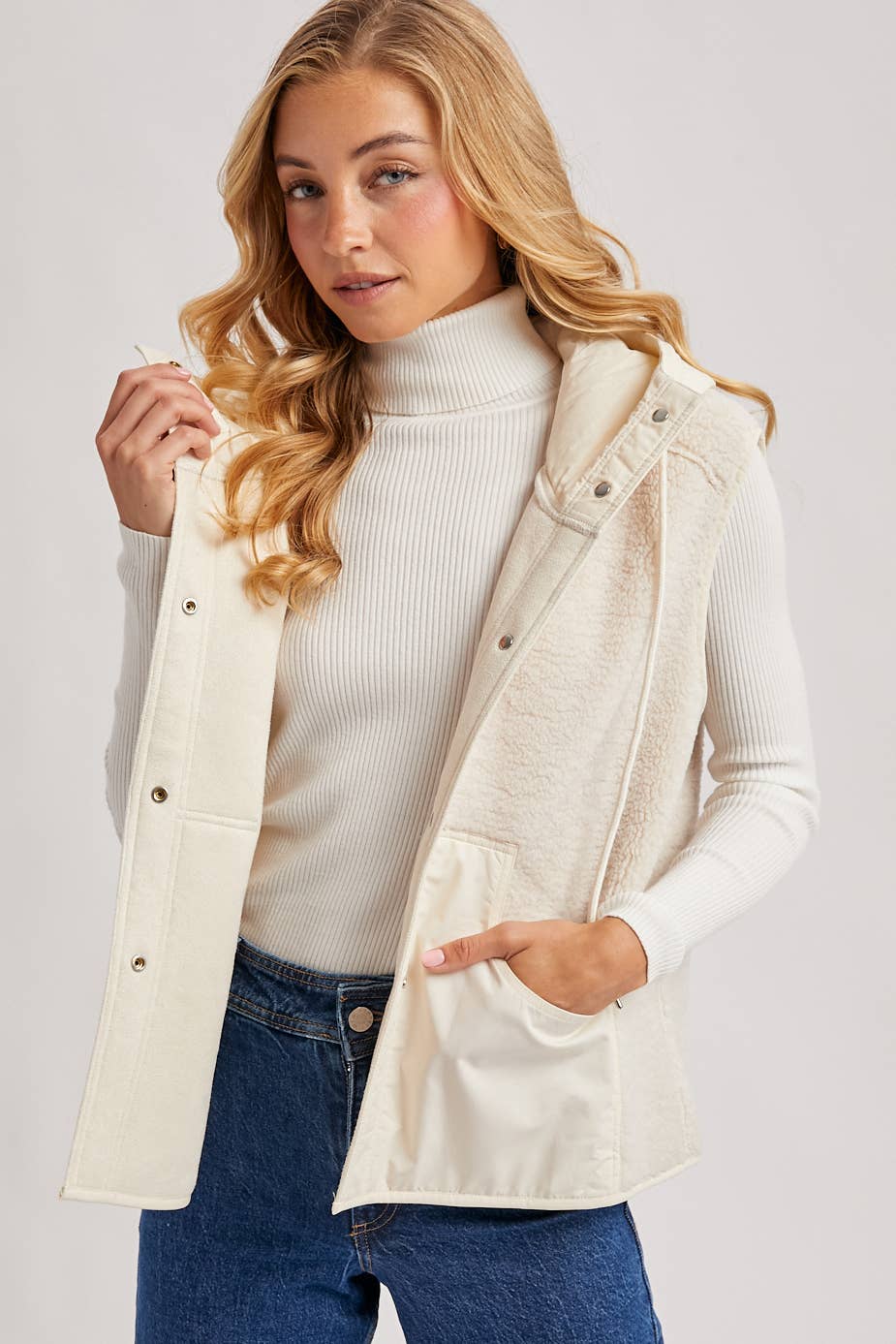 SHERPA FLEECE HOODED VEST WITH FAUX SUEDE INNER: Black / L