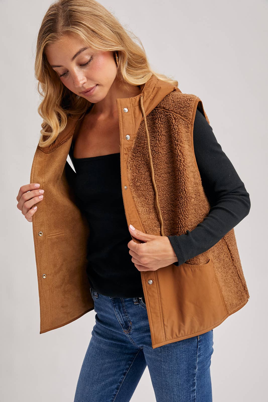 SHERPA FLEECE HOODED VEST WITH FAUX SUEDE INNER: Black / M