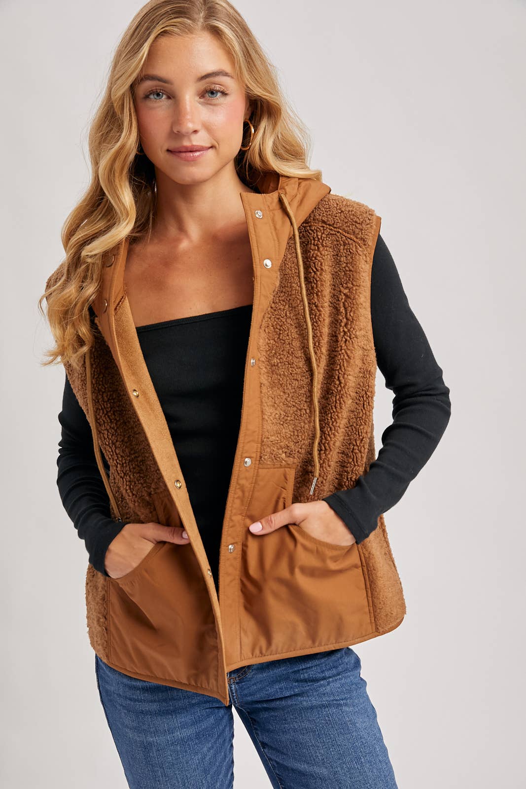 SHERPA FLEECE HOODED VEST WITH FAUX SUEDE INNER: Black / S