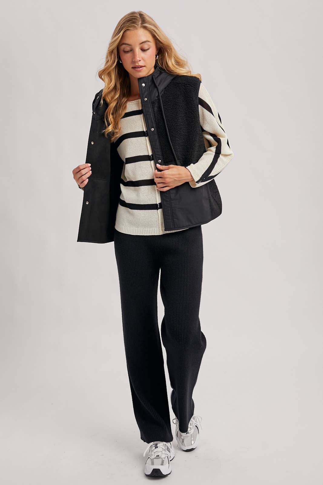 SHERPA FLEECE HOODED VEST WITH FAUX SUEDE INNER: Black / L