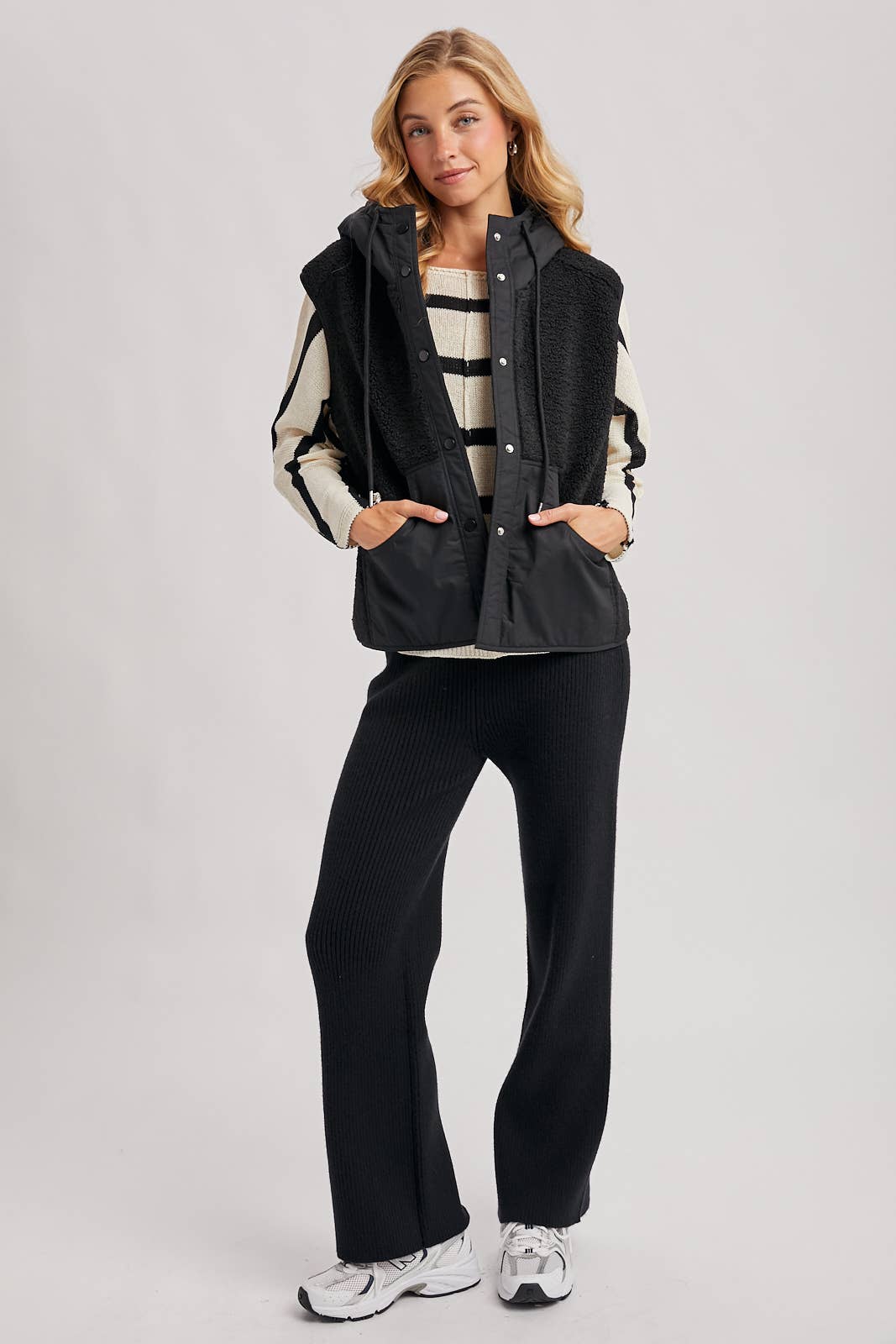 SHERPA FLEECE HOODED VEST WITH FAUX SUEDE INNER: Black / S