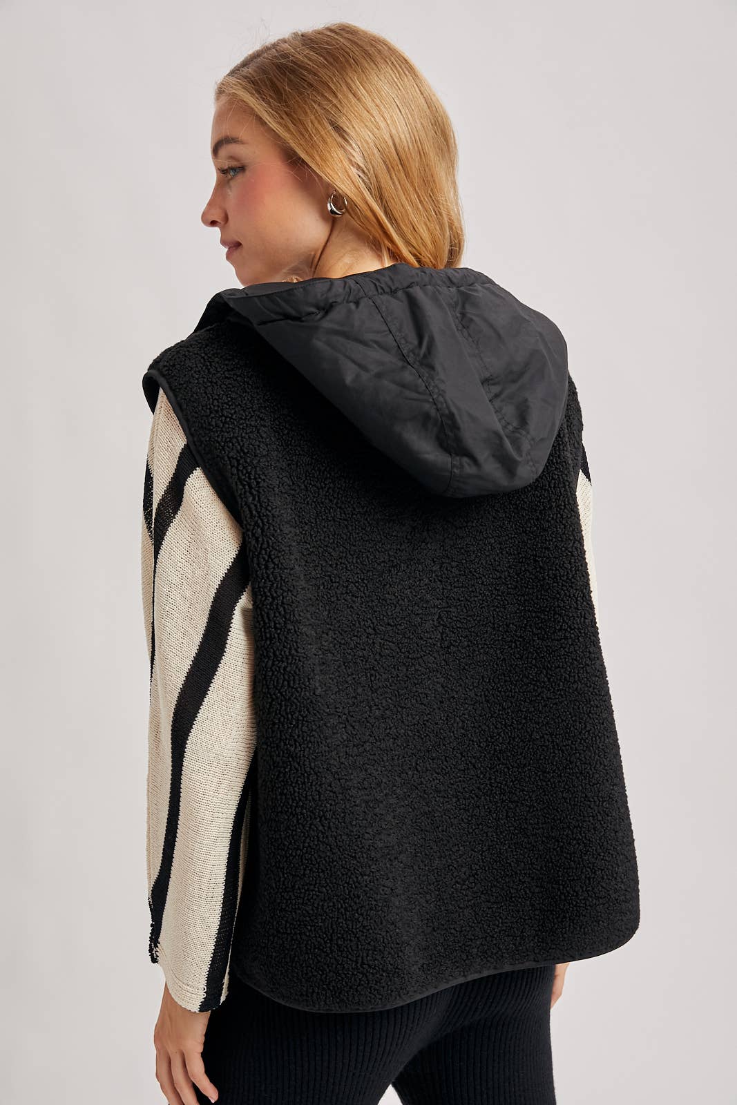 SHERPA FLEECE HOODED VEST WITH FAUX SUEDE INNER: Black / S