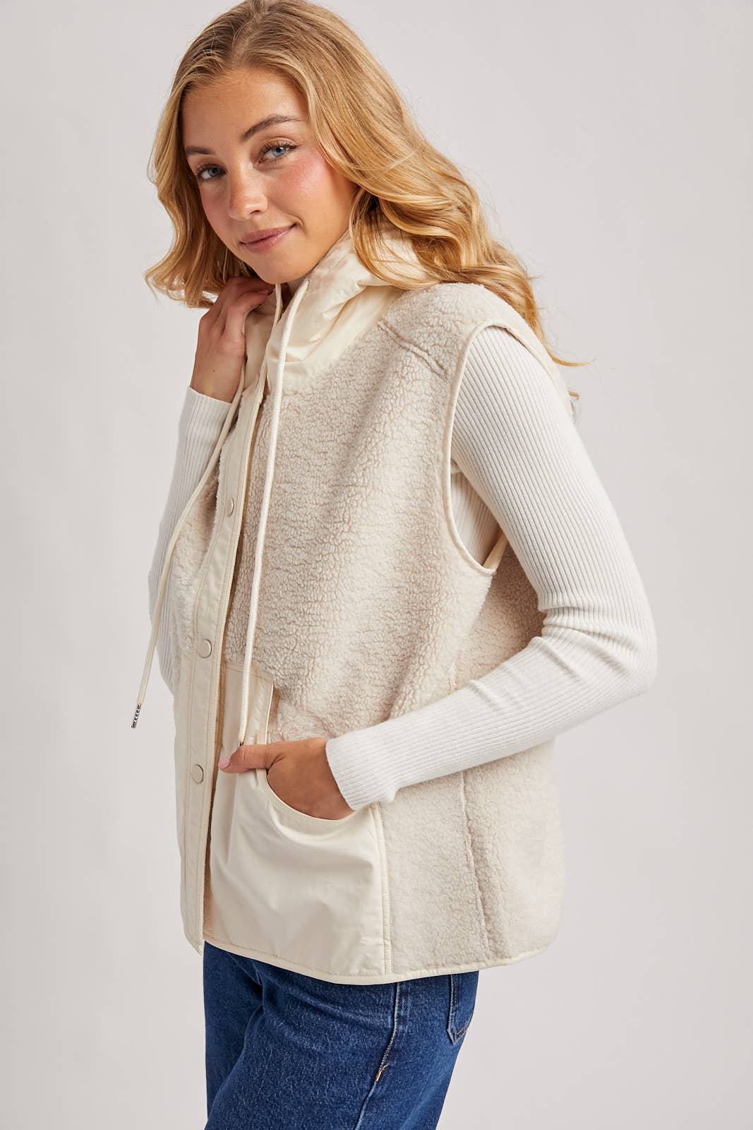 SHERPA FLEECE HOODED VEST WITH FAUX SUEDE INNER: Black / S