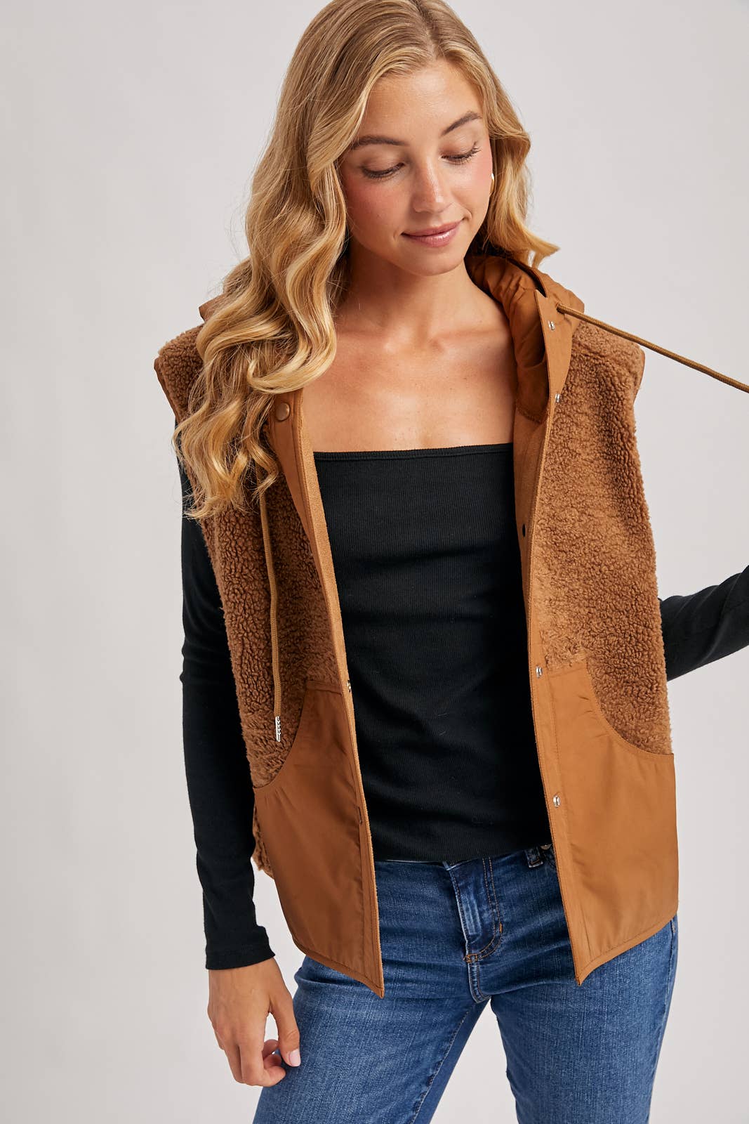 SHERPA FLEECE HOODED VEST WITH FAUX SUEDE INNER: Black / M