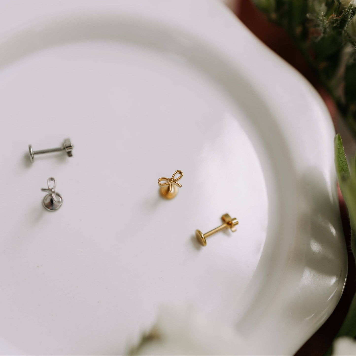 Bow Flat Back Studs: Gold