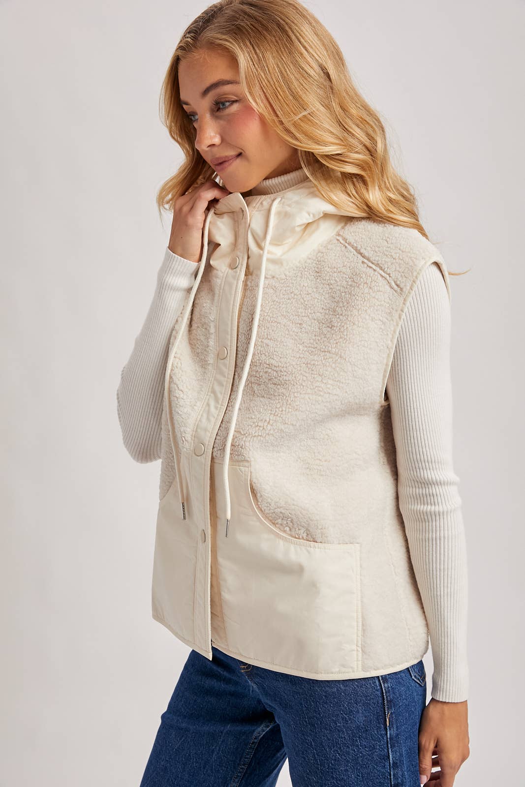 SHERPA FLEECE HOODED VEST WITH FAUX SUEDE INNER: Black / M