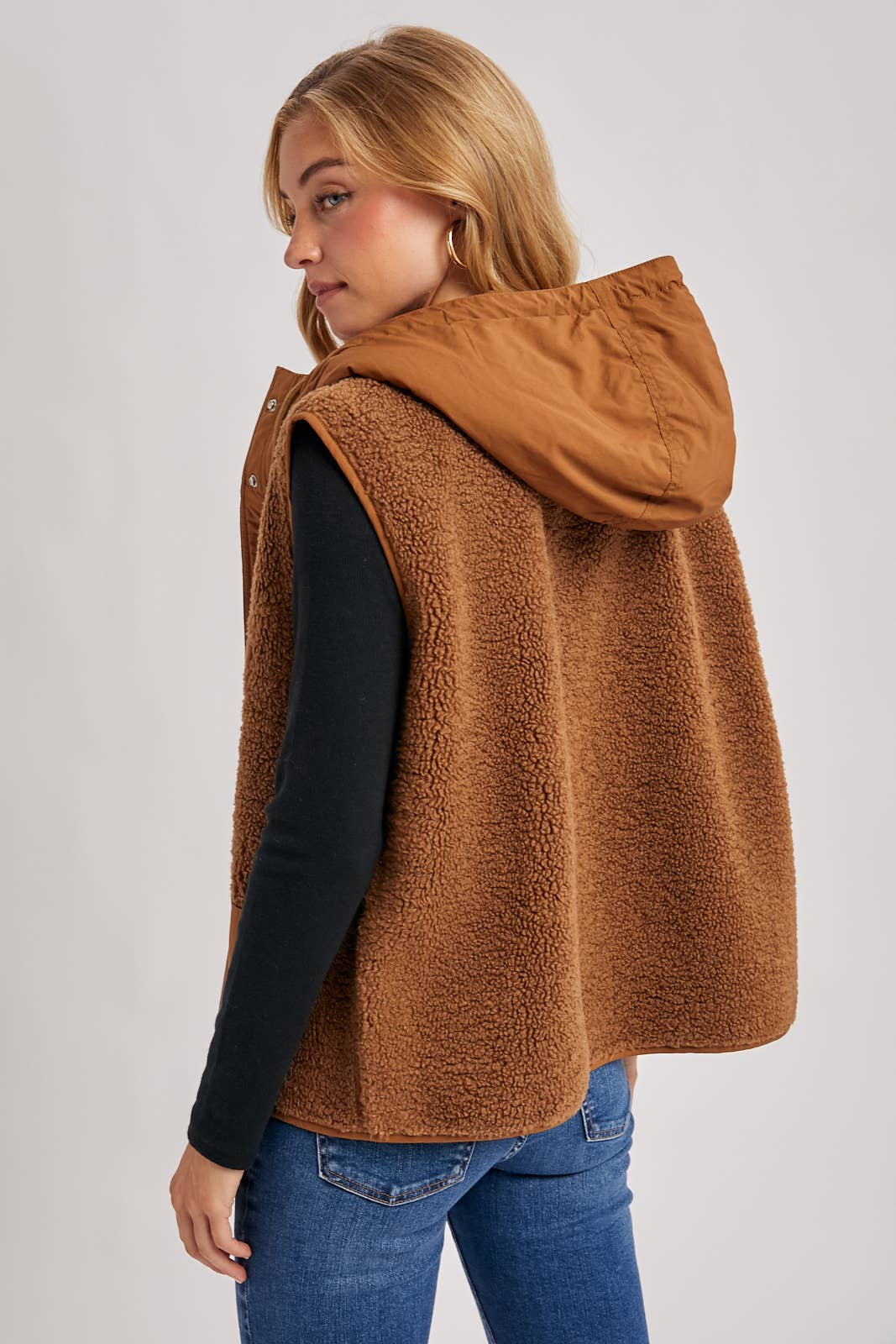 SHERPA FLEECE HOODED VEST WITH FAUX SUEDE INNER: Black / L
