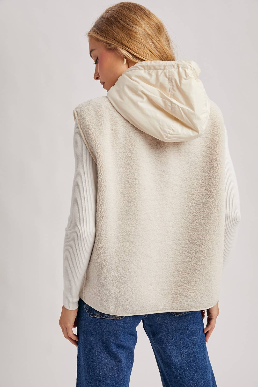 SHERPA FLEECE HOODED VEST WITH FAUX SUEDE INNER: Black / M