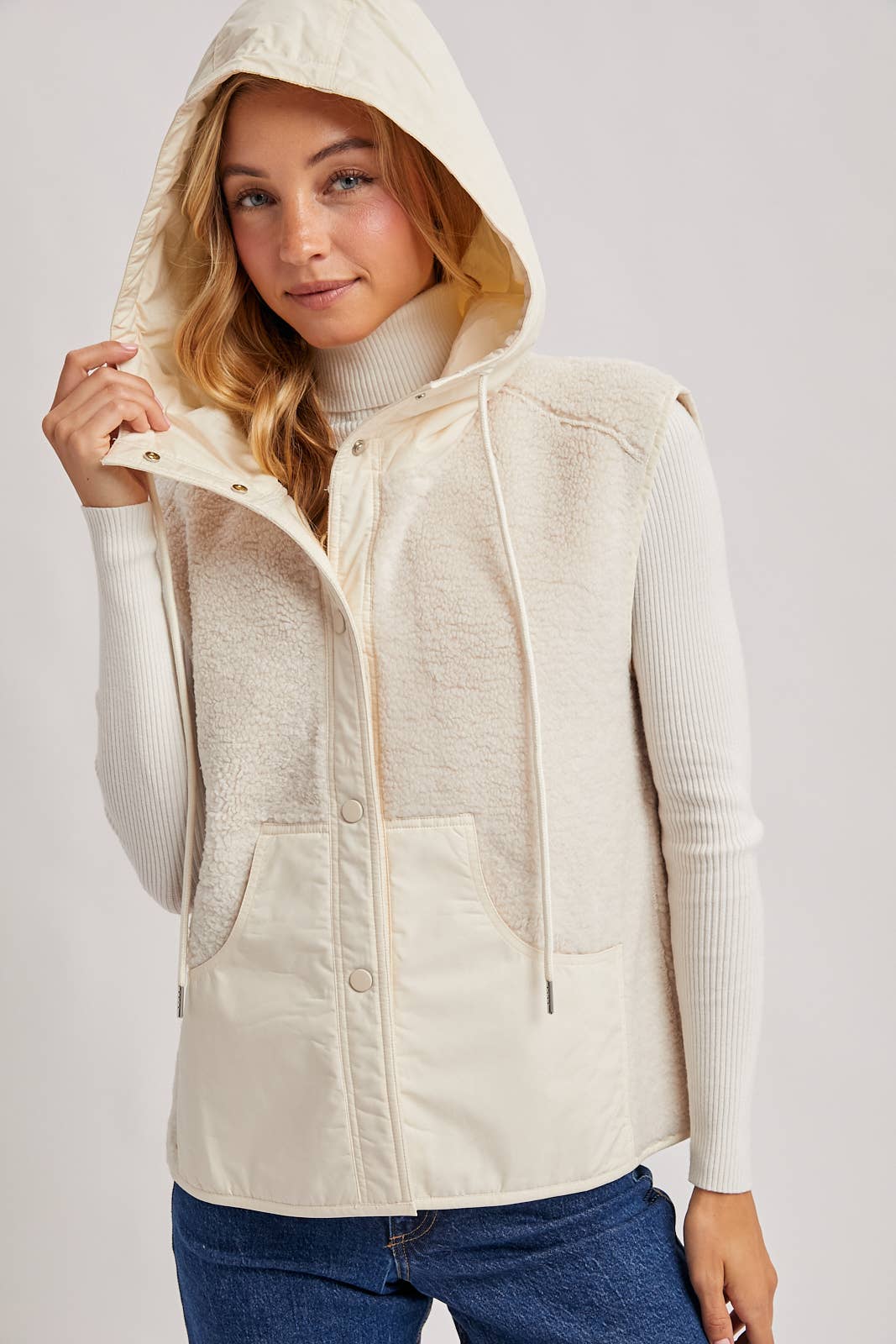 SHERPA FLEECE HOODED VEST WITH FAUX SUEDE INNER: Black / S