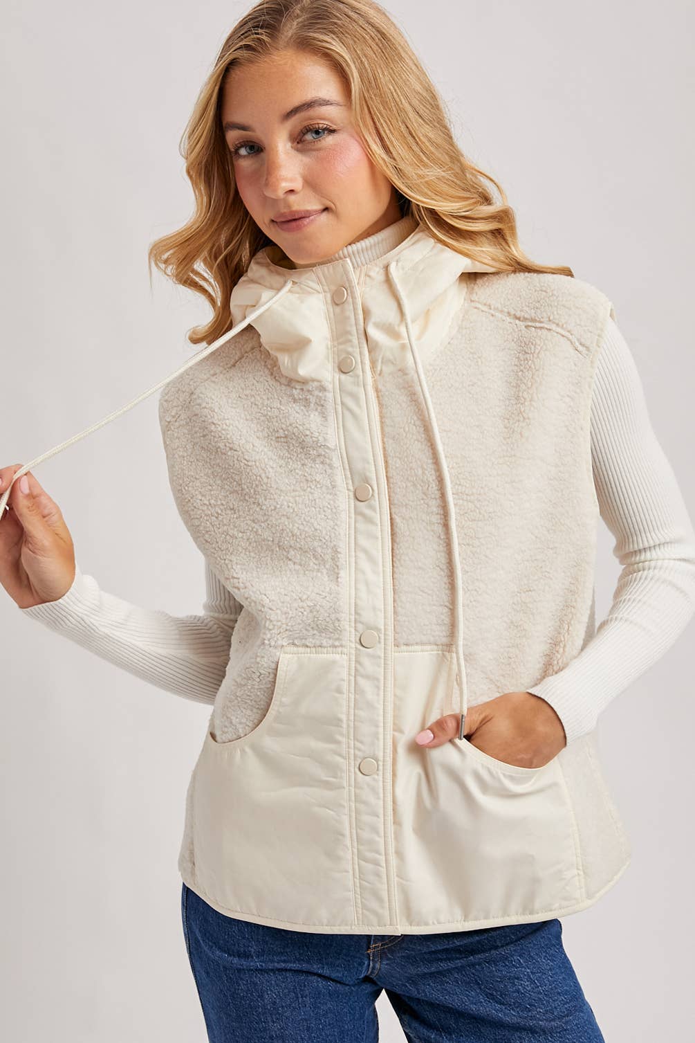 SHERPA FLEECE HOODED VEST WITH FAUX SUEDE INNER: Black / L