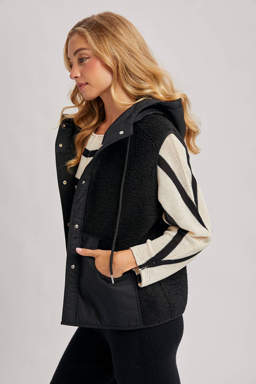 SHERPA FLEECE HOODED VEST WITH FAUX SUEDE INNER: Black / M