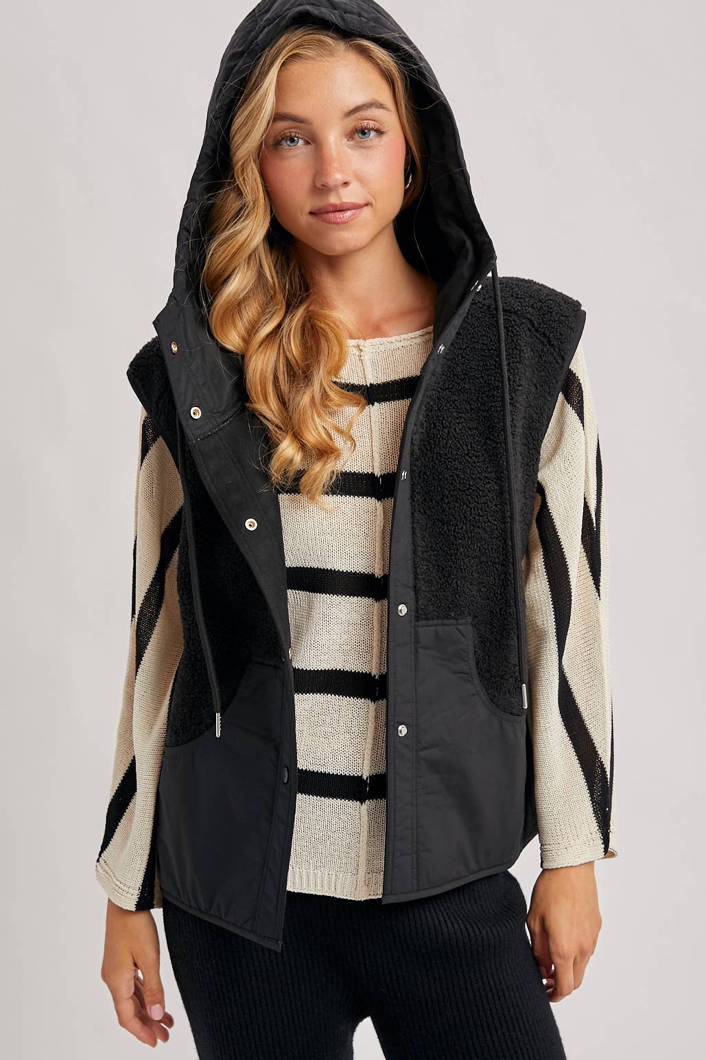 SHERPA FLEECE HOODED VEST WITH FAUX SUEDE INNER: Black / M