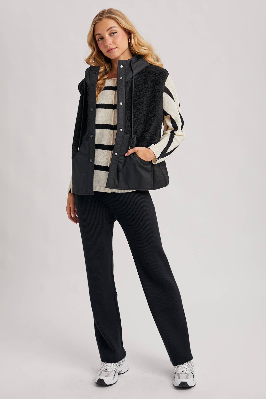 SHERPA FLEECE HOODED VEST WITH FAUX SUEDE INNER: Black / L